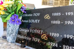 plaque funeraire et vases fleurs